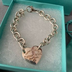 Return to Tiffany heart charm bracelet perfect condition never worn